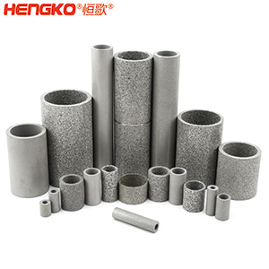 如果您對燒結不銹鋼濾管筒有任何疑問，您會在這里找到答案。  一、什么是燒結不銹鋼濾管筒？    是通過加熱或加壓的燒結工藝制成的特殊金屬管。根據您需要的金屬類型，可以選擇燒結不銹鋼金屬管、燒結銅金屬管或燒結青銅金屬管。  二、燒結金屬管有哪些用途？ 1.食品和飲料行業：防止食物營養成分被沖走，還可以過濾掉污染物。 2.水力發電廠為您工廠的渦輪機提供動力。保持電力循環生產。 3.天然氣生產廠可以捕獲氣體中的小污染物。 4.化學加工工業過濾掉有害污染物，提高化學產品的效率。 5.石油工業消除污染物來提高石油產品的純度。 6.醫藥行業去除藥品中的污染物，并提高藥用價值     三、燒結金屬管的優點是什么？ 1.材料堅固形狀靈活    2.良好的滲透性     3.多種孔隙分布 4.性能穩定可以應對來自各種流體的高壓而不會變形。  5.機械強度高可以在高溫高壓等極其惡劣的環境中使用。 6.可以調整孔的大小    7.耐腐蝕和熱沖擊   8.設備易于清潔，無需長時間關機。  四、選擇燒結金屬管時要注意以下幾點：  優質材料、溫度范圍、微米變化、耐腐蝕、納污能力、機械強度 需要的高強度（恒歌316不銹鋼濾管正反向流動中提供相同的強度）      燒結金屬管的工作原理  五、什么材料可以制造燒結金屬管？ 1.燒結不銹鋼：高機械強度耐腐蝕，在高壓高溫中高效運行不會損壞；  2.銅粉末燒結管屬不銹鋼替代品，耐腐蝕且經濟實惠，但耐溫和強度較差；  3.鎳合金，適用于極端工作條件的燒結金屬管。     注：燒結、固化、退火有以下幾個方面的比較：  1.燒結：這是一種熱處理方法，會使粉末狀物質形成整體材料，利用粉末中單個粒子之間發生的擴散。可以固態和液態下發生。     金屬粉末  2.養護：是用來加速化學反應的技術，適用于高分子及高分子材料復合。當熱固性聚合物在室溫下無法在合理時間內固化時，您將使用固化爐應用高溫來實現固化過程。  （例如，當您將預浸碳纖維覆蓋在模具上時可以固化它，使它保持模具的形狀，單體會在固化溫度下迅速反應，從而形成熱固性聚合物，使預浸墊物質變硬。）  3.退火：是一種熱處理技術，用于使用非常高的溫度來減輕物質的應力，降低處理物質中原子間鍵內的內應力和整體彈性能。此外，它是指金屬熱處理、高性能聚合物和陶瓷玻璃的術語。  （例如，您可以將冷軋鋼坯退火，制成另一種產品，當內部應力不推薦時，例如在進行機加工之前，您可使用此過程，機械加工通過去除材料來改變內應力的分布。     六、有哪些類型的燒結金屬管： 1.燒結多孔金屬管金屬管上的孔有助于過濾過程，運營成本低，但由于表面積小效率較低。     2.褶皺燒結金屬管表面積大于多孔金屬管，過濾效率高，但成本也高。     七、能清洗燒結金屬管嗎？ 建議定期清潔設備上累積的污染物提高效率，確保其經久耐用并發揮最佳性能，延長使用壽命。  在 Hengko我們將幫助您獲得合適的燒結不銹鋼濾管筒以滿足獨特的應用要求。您有任何疑問，請隨時聯系我們的團隊。www.oji.net.cn